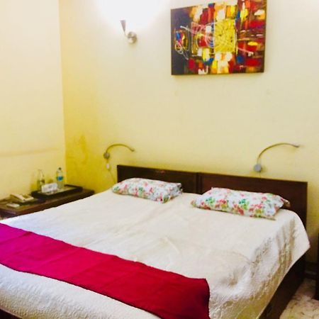 Homestay Chateau 39 นิวเดลี ภายนอก รูปภาพ